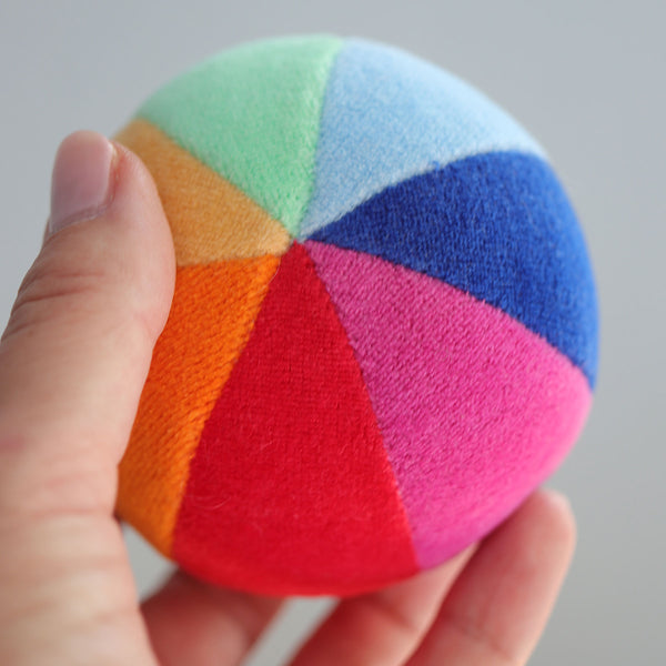 Grimms 22955 Regenbogenball mit Glöckchen